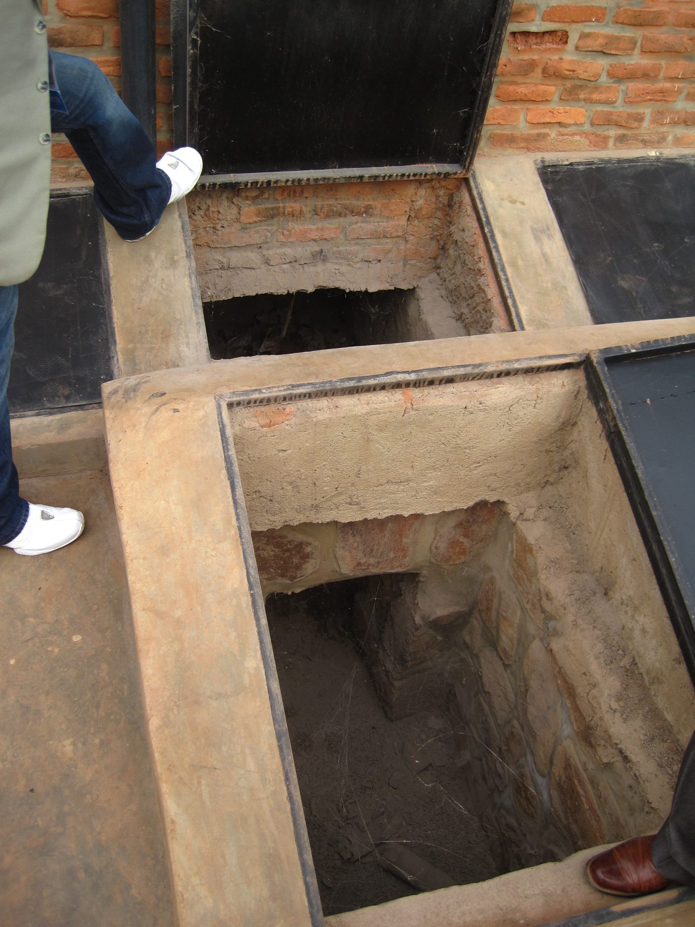 A composting chamber of the type used for a tiger worm toilet